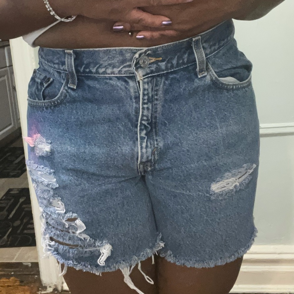 Womens Levi’s Ripped Shorts Size 13s - Picture 9 of 10